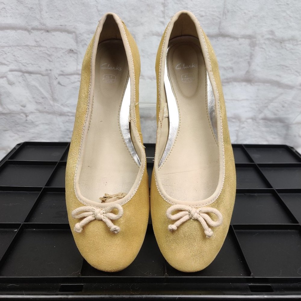 Clarks Kids Dancealong Jnr Ballerina Bow Accent Flat Shoes Gold Suede Sz 4.5